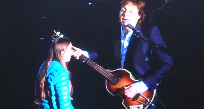 Argentine : Une fan de 10 ans monte sur scène pour jouer de la basse aux côté de Paul McCartney !