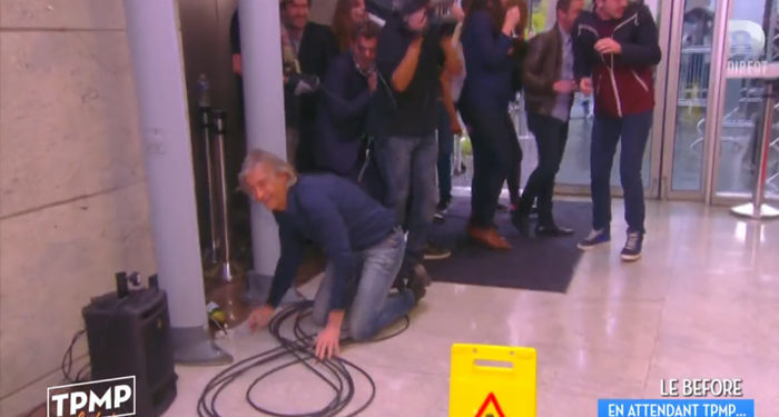 TPMP : Gilles Verdez se blesse en direct après avoir fait une violente chute !