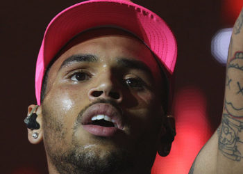 Chris Brown pète un plomb et piétine la tête d&rsquo;un de ses fans lors de son passage à Cannes !