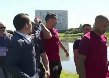 Euro2016 : Cristiano Ronaldo s’emporte contre un journaliste et jette son micro dans l&rsquo;étang !