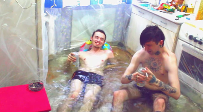 Russie : Ils ont eu la bonne idée de transformer leur cuisine en piscine pour se rafraichir !