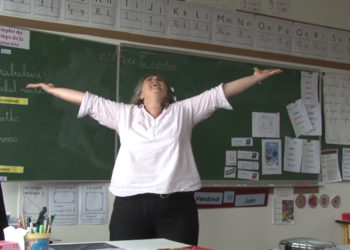 Une maîtresse d&rsquo;école parodie la reine des neiges en chantant « libérée des livrets » pour la fin de l&rsquo;année !