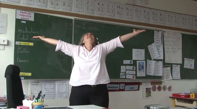 Une maîtresse d&rsquo;école parodie la reine des neiges en chantant « libérée des livrets » pour la fin de l&rsquo;année !