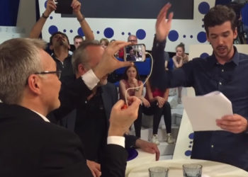 « On n&rsquo;est pas couché » : La production de France 2 obligée de filmer la fin de l&rsquo;émission avec des smartphones en raison d&rsquo;une panne électrique !