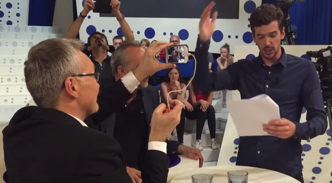 « On n&rsquo;est pas couché » : La production de France 2 obligée de filmer la fin de l&rsquo;émission avec des smartphones en raison d&rsquo;une panne électrique !