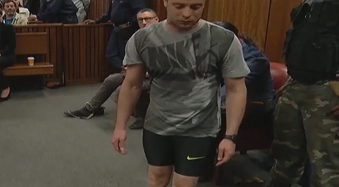 Oscar Pistorius enlève ses prothèses pendant son audience pour montrer sa vulnérabilité à la cour !