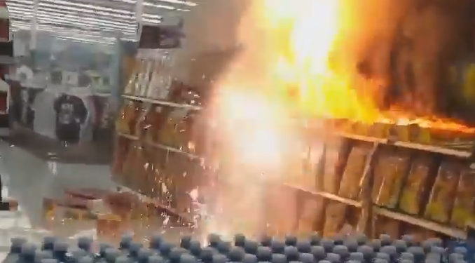 USA : (Vidéo) Deux hommes activement recherchés après avoir mis le feu à un rayon de pétards dans un magasin Walmart !