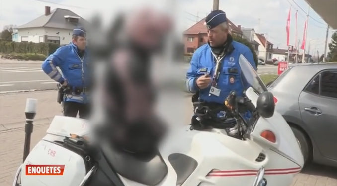 Belgique : (Vidéo) Un motard arrêté par la police Belge sur une moto ressemblant à celles des policiers !