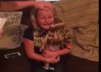 USA : Cette petite fille fond en larmes quant elle reçoit une poupée dotée d&rsquo;une prothèse comme elle !