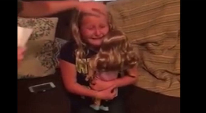 USA : Cette petite fille fond en larmes quant elle reçoit une poupée dotée d&rsquo;une prothèse comme elle !