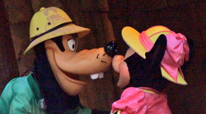 Disney World Resort à Orlando : Minnie surprise en train d’embrasser Dingo provoque l&rsquo;indignation des internautes !