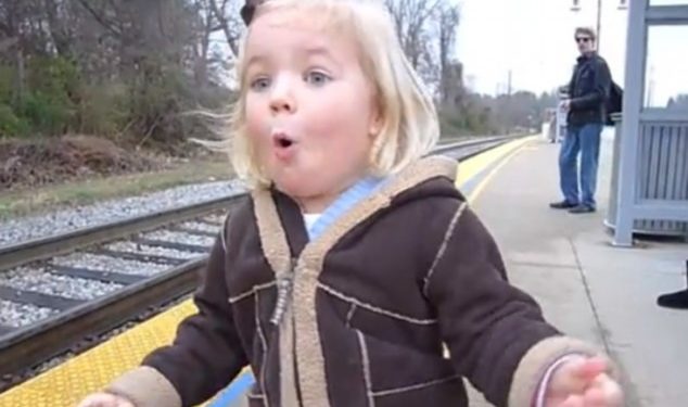 Cette petite fille complètement émerveillée par un train qu&rsquo;elle prend pour la première fois !