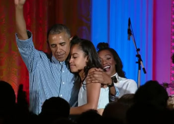 Obama pousse la chansonnette pour les 18 ans de sa fille !