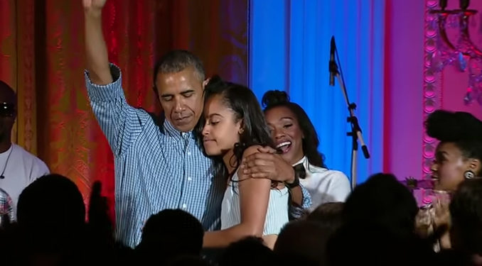 Obama pousse la chansonnette pour les 18 ans de sa fille !
