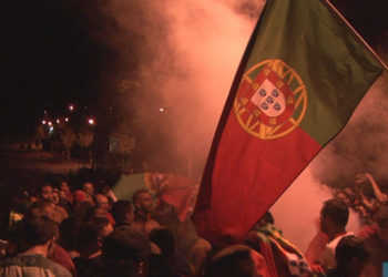 EURO2016 : L&rsquo;équipe du Portugal qualifiée accueillie par des centaines de supporters survoltés à Marcoussis !