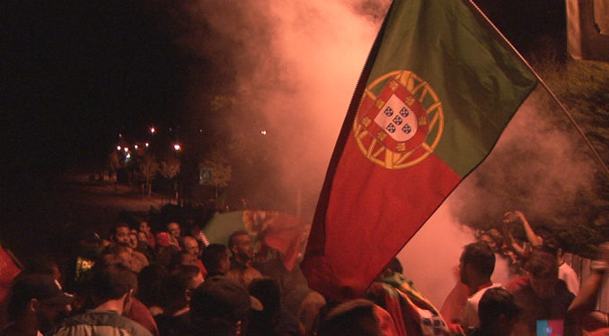 EURO2016 : L’équipe du Portugal qualifiée accueillie par des centaines de supporters survoltés à Marcoussis !