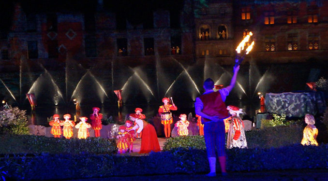 Puy du Fou : En pleine représentation, des spectateurs se jettent à l&rsquo;eau pour sauver une actrice qui a chuté !