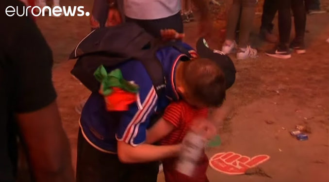 Euro 2016 : Un supporter français en larmes se fait réconforter par un petit enfant Portugais !