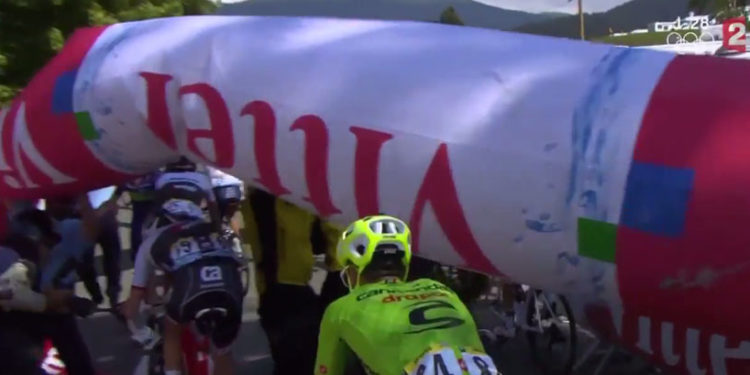 Regardez l&rsquo;incroyable incident survenu sur la septième étape du Tour de France !