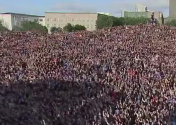 Euro2016 : De retour chez eux, l&rsquo;équipe d&rsquo;Islande fait le Viking Clap avec des milliers de supporters !