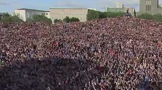 Euro2016 : De retour chez eux, l&rsquo;équipe d&rsquo;Islande fait le Viking Clap avec des milliers de supporters !