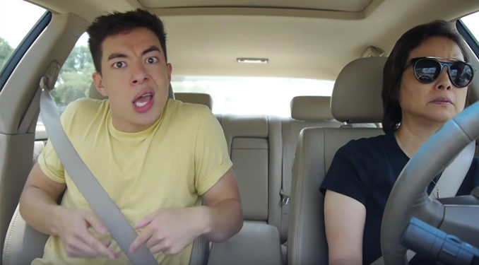 Le Youtubeur Moretoki et ses imitations hallucinantes dans la voiture de sa mère