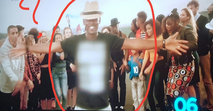 Les internautes très remontés contre la chaîne W9 qui censure le T-Shirt de Black M dans son clip « Je suis chez moi » !
