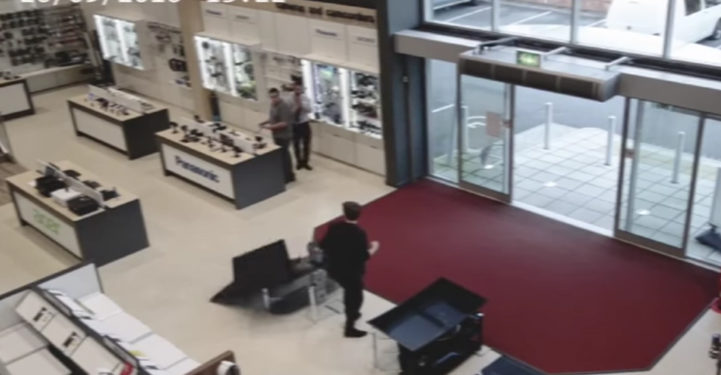 L&rsquo;incroyable bourde d&rsquo;un client renversant plusieurs télévisions dans un magasin de multimédias