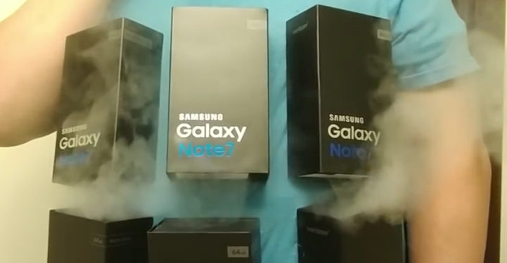 Pour Halloween, il fabrique un costume avec des boîtes de Samsung Galaxy Note 7 qui font de la fumée !