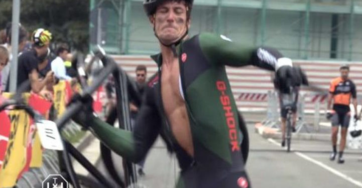 Red Hook Criterium de Milan : Furieux de son classement, un coureur éclate son vélo en deux à l’arrivée !