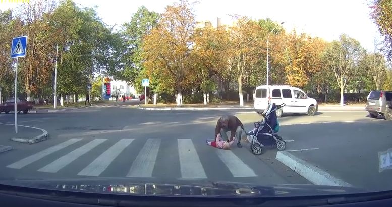 Le papy oublie d&rsquo;attacher son petit fils dans la poussette et c&rsquo;est le drame !
