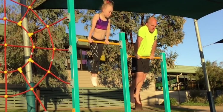 Quand papa essaie de copier les mouvements gymnastique de sa fille !