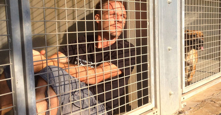 Rémi Gaillard s’engage de nouveau dans la cause animale en souhaitant s’enfermer dans une cage de la SPA 24H/24 !