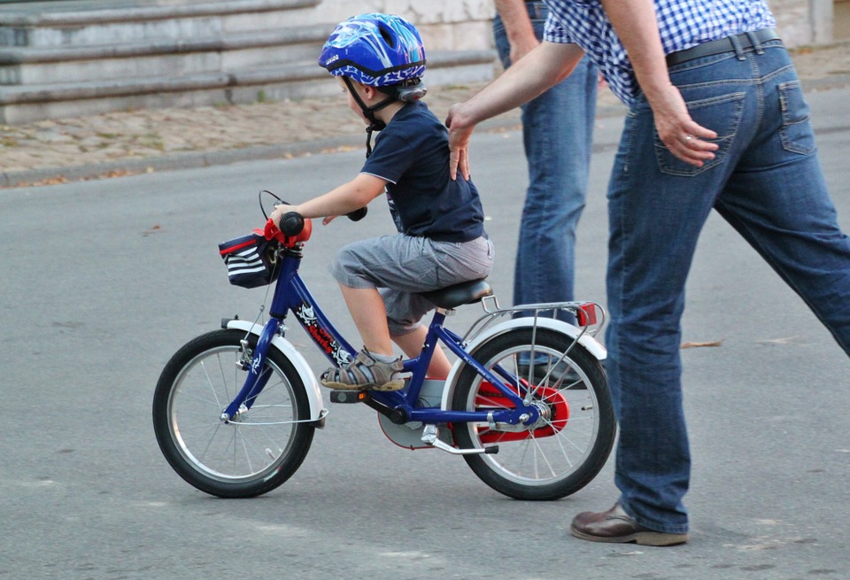 Les enfants de moins de douze ans seront obligés de porter un casque de vélo dès le 22 mars 2017 !