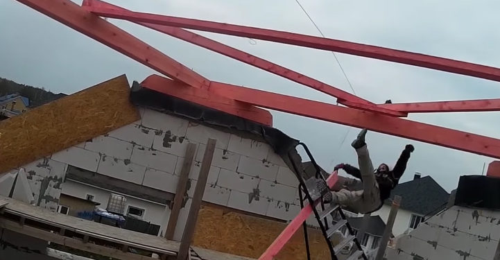 Il construit seul la charpente de sa future maison mais tout ne se passe pas comme prévu…