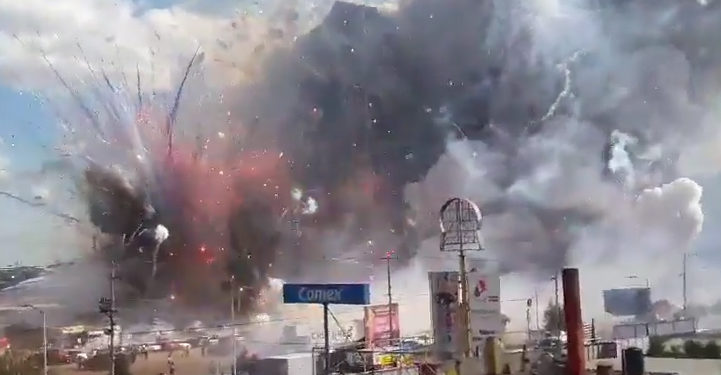 Une impressionnante explosion de feux d’artifice sur un marché fait une trentaine de morts au Mexique
