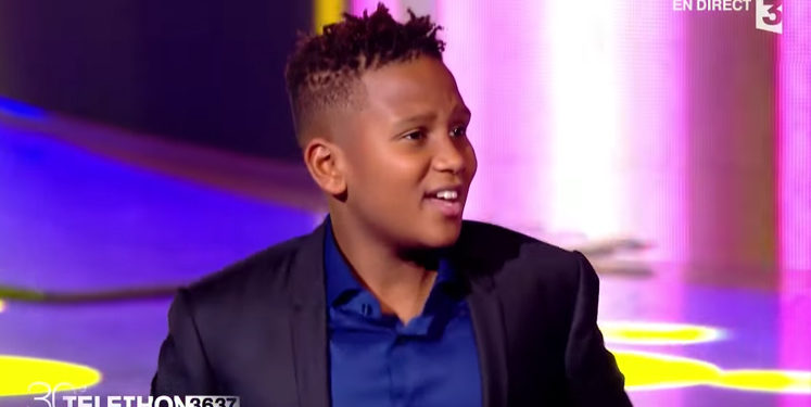 Téléthon : La jolie bourde d&rsquo;un chanteur du groupe Kids United qui demande au public de se lever !