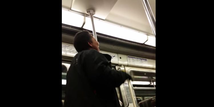 Les passagers d&rsquo;un métro parisien pris d&rsquo;un fou rire lorsqu&rsquo;une femme se met à chanter « La ballade des gens heureux »