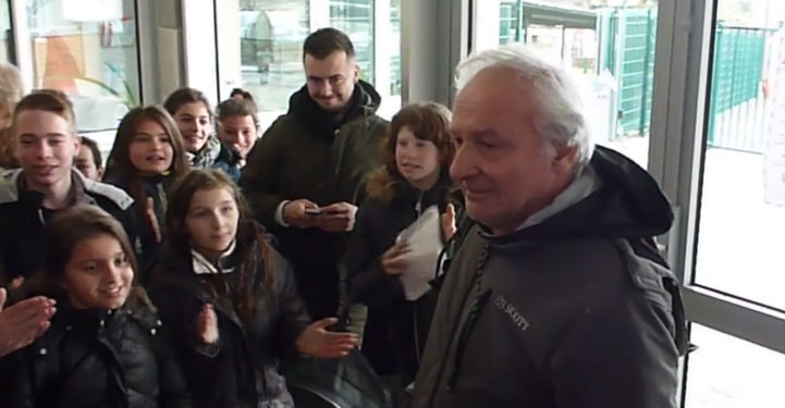 Les élèves d’un collège font une haie d’honneur pour le départ en retraite de leur professeur de sport !