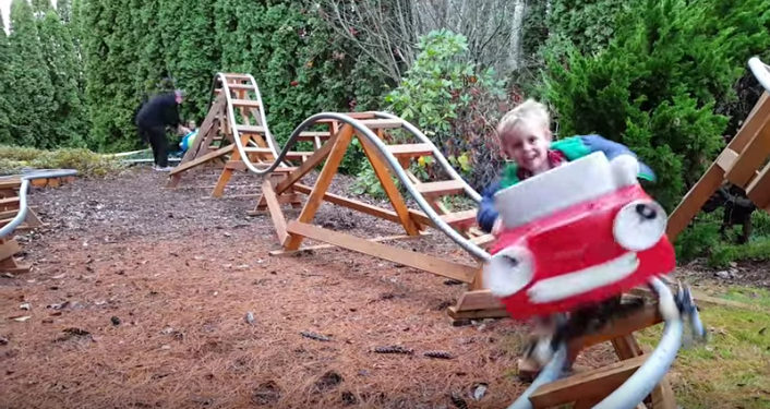 Regardez ce papy qui a construit une mini montagne russe dans son jardin pour ces petits enfants !