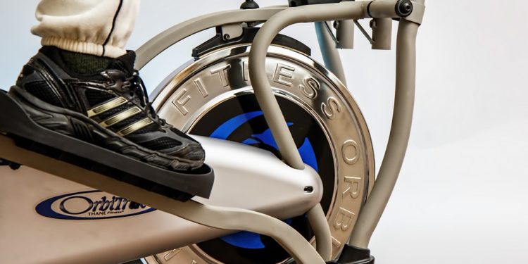Trop grand pour faire du vélo elliptique à la salle de sport, cet homme à trouver une astuce !