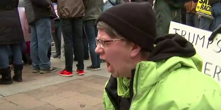 Une militante anti-Trump en larmes ne peut contenir sa haine pendant l&rsquo;investiture de Donald Trump