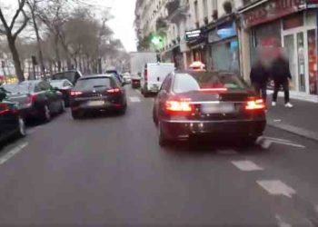 A Paris, un cycliste montre comment il est difficile d’emprunter une piste cyclable !