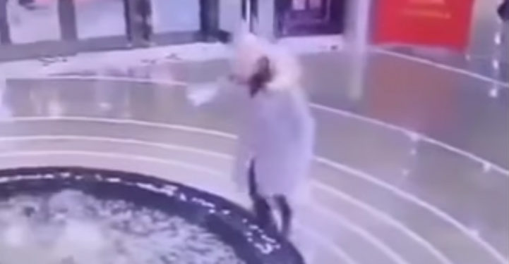 Les yeux rivés sur son téléphone portable, cette femme termine sa course dans une fontaine !