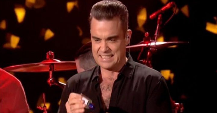 Robbie Williams se désinfecte les mains après avoir touché ses fans et fait le buzz sur la toile !