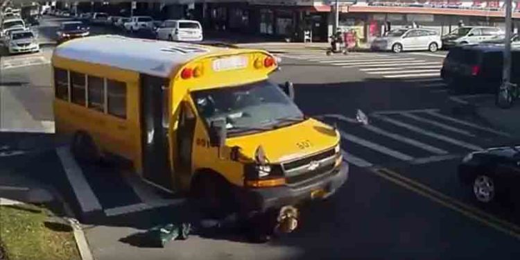 Une femme percutée par un bus scolaire à New York alors qu&rsquo;elle traversait un passage piéton !