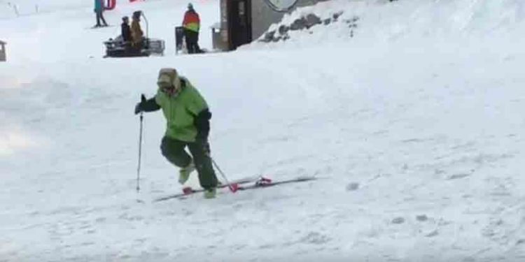Avoriaz : Un skieur ivre incapable de chausser ses skis !