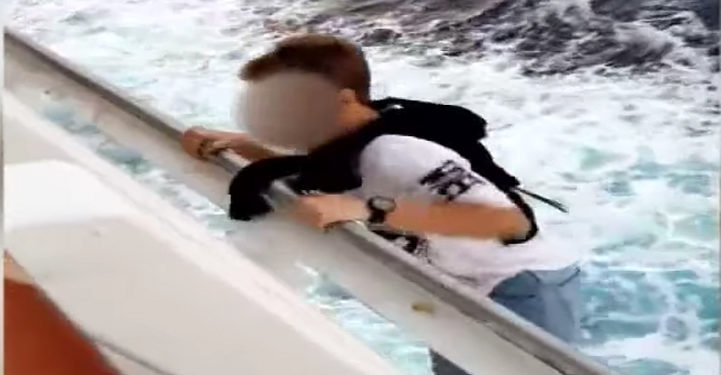 USA : Inconscient, ce jeune homme se suspend par la rambarde d’un bateau de croisière !