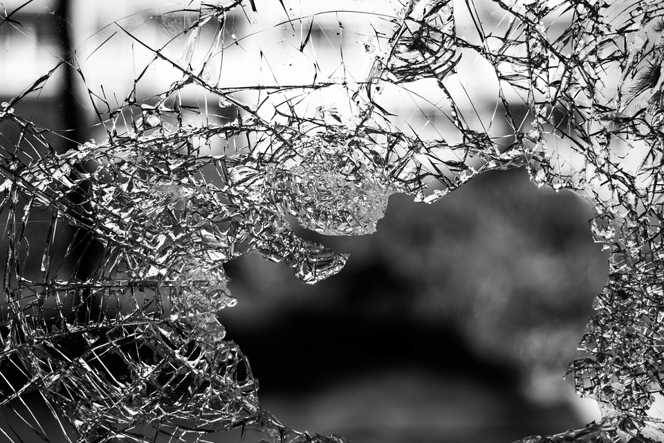 Un homme âgé filmé en train de casser une vitrine pendant les incidents survenus à Bobigny !