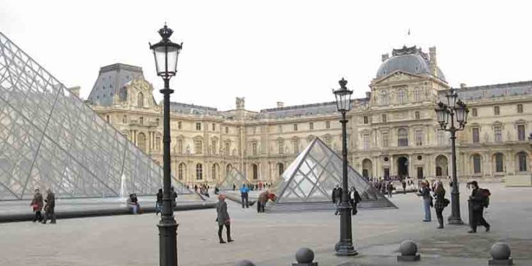 Paris : Un homme attaque un militaire au Carrousel du Louvre, ce dernier riposte et le blesse grièvement !